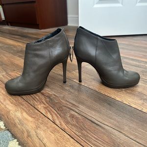 LK Bennett mushroom grey back zip ankle booties / 38/7